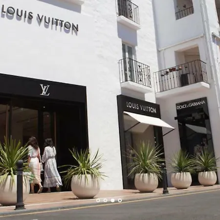 Center Puerto Banus -3 Bedrooms *